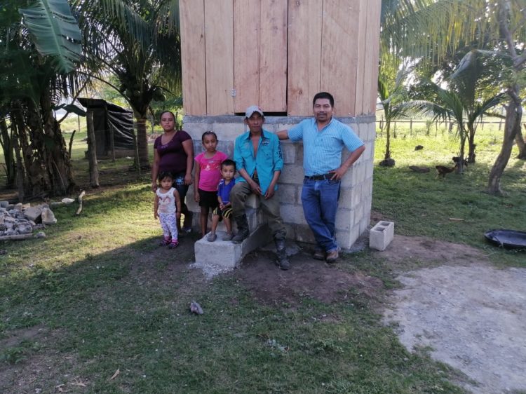 Une famille de Naranjo devant sa nouvelle latrine, avec Víctor, coordinateur du projet (à droite), juillet 2020